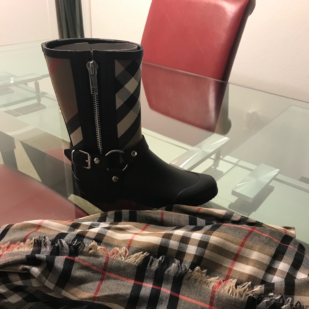 Brand new unworn Burberry rain boot size 6